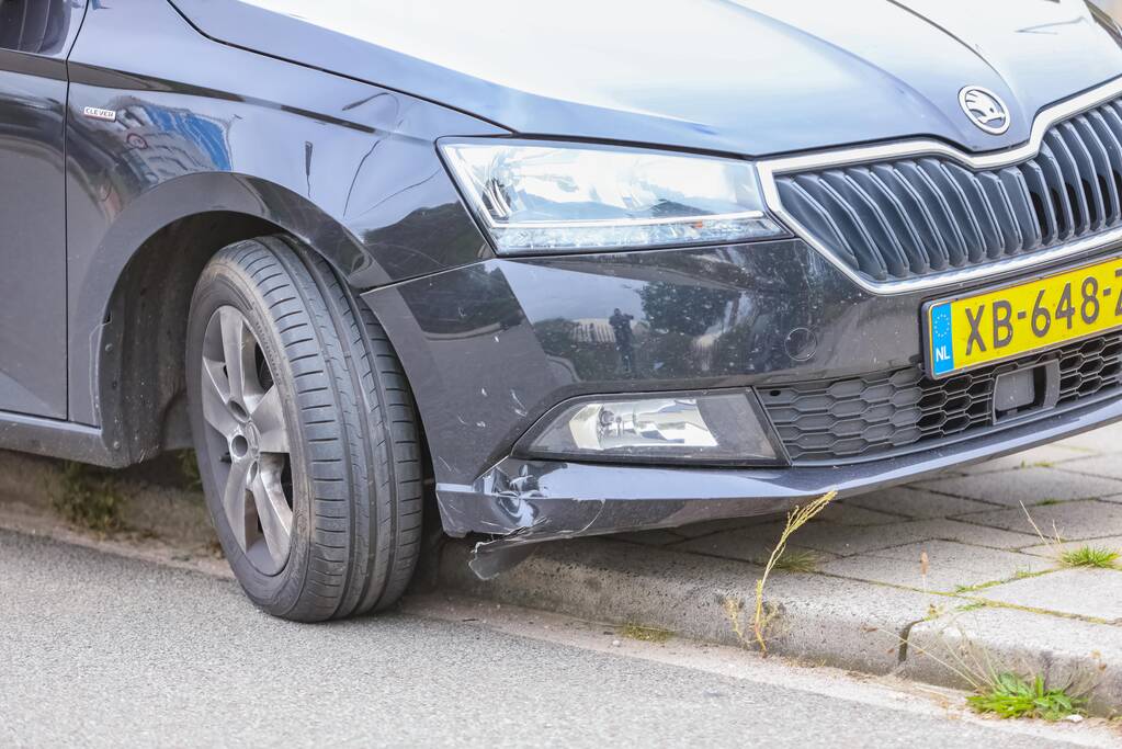 Overstekende scooterrijdster aangereden door automobilist Eemplein
