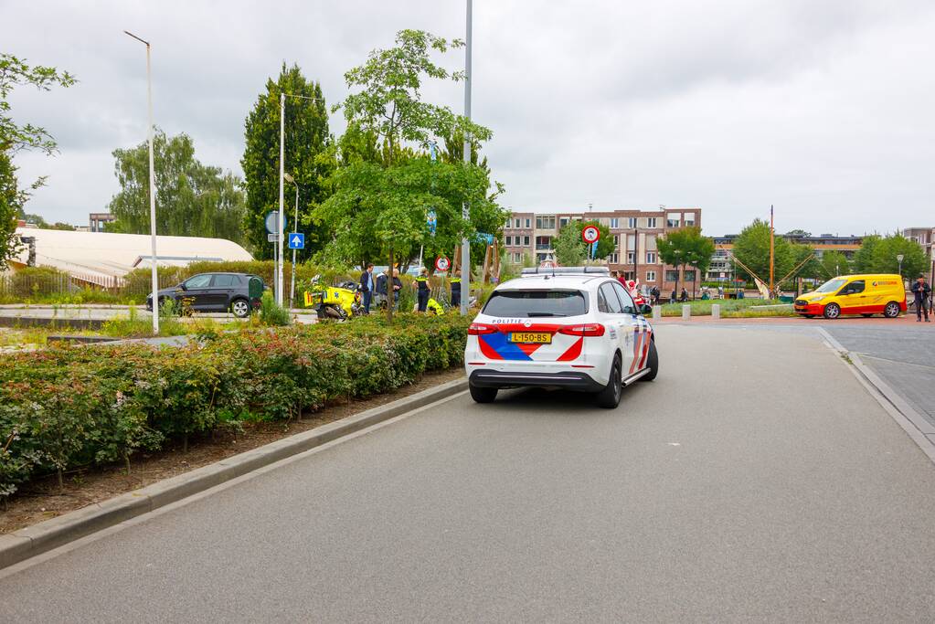 Overstekende scooterrijdster aangereden door automobilist Eemplein