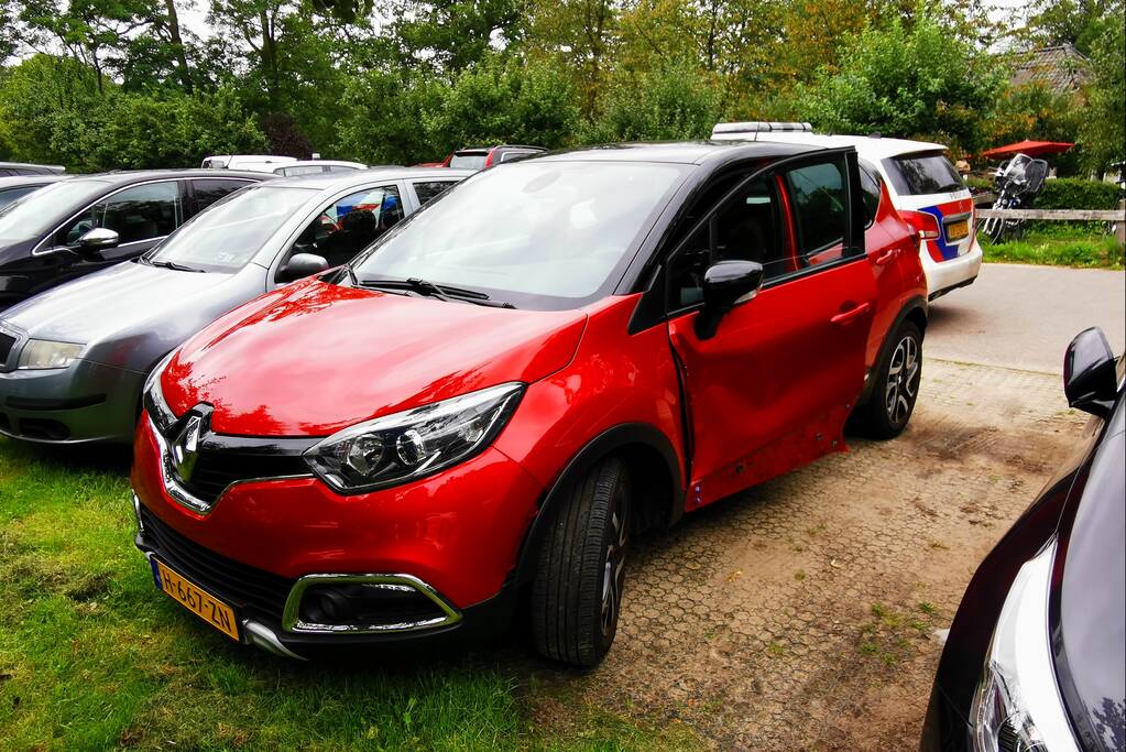 Botsing tijdens inparkeren op parkeerplaats