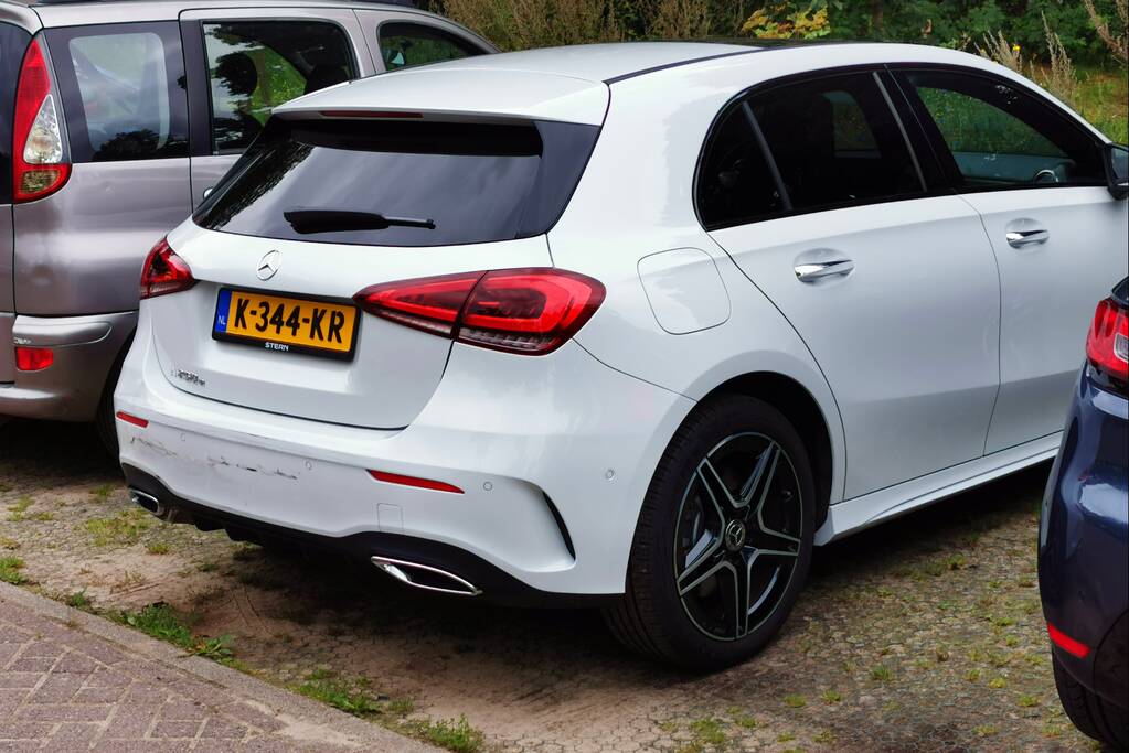 Botsing tijdens inparkeren op parkeerplaats