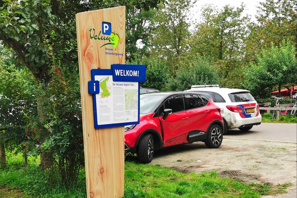 Botsing tijdens inparkeren op parkeerplaats