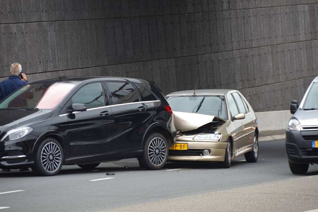 Flinke schade bij botsing M C Escher Akwaduct