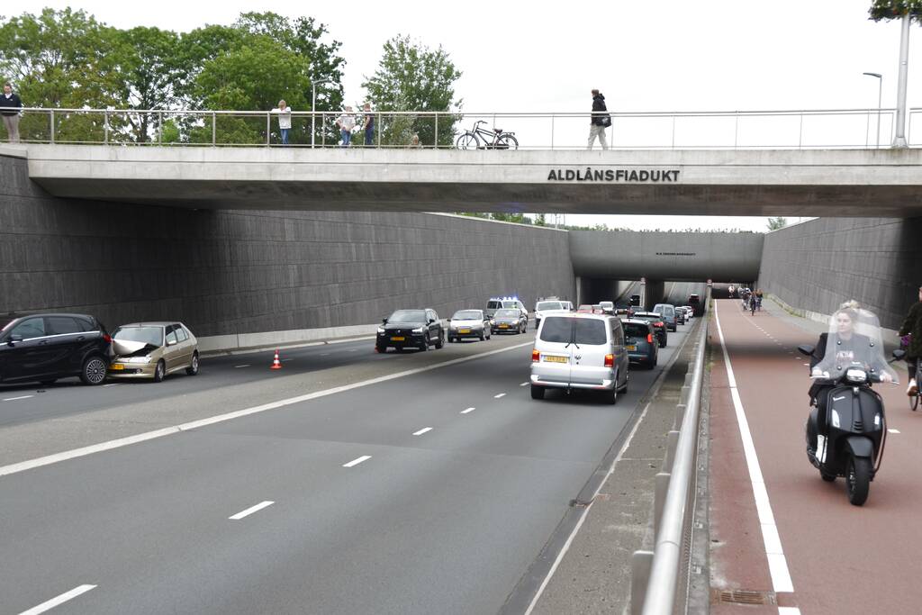 Flinke schade bij botsing M C Escher Akwaduct
