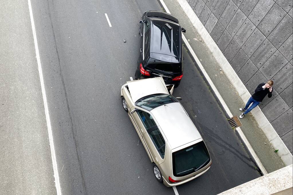 Flinke schade bij botsing M C Escher Akwaduct