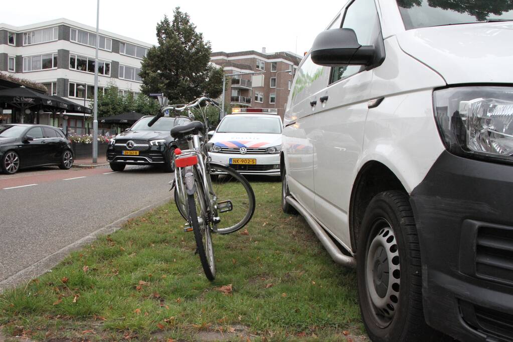 Vrouw gewond bij botsing met bestelbus