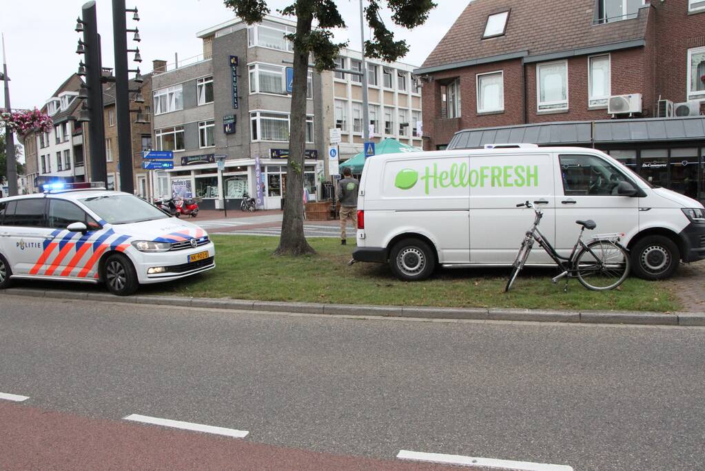Vrouw gewond bij botsing met bestelbus