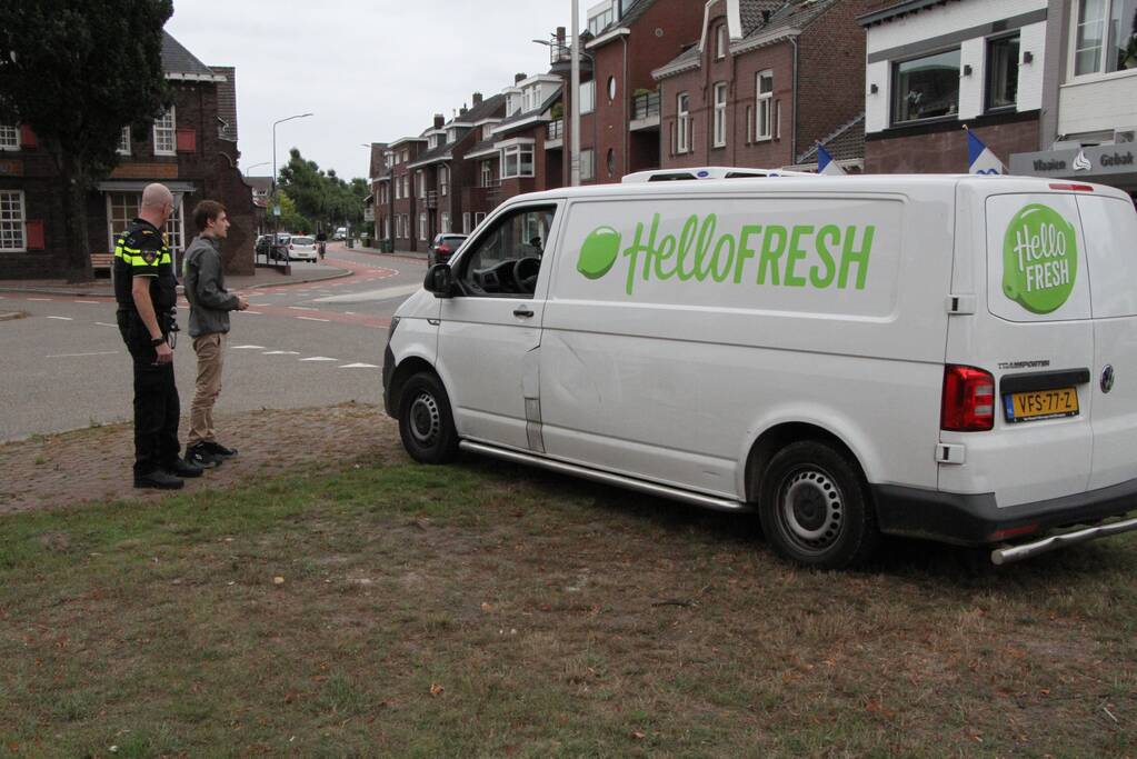 Vrouw gewond bij botsing met bestelbus