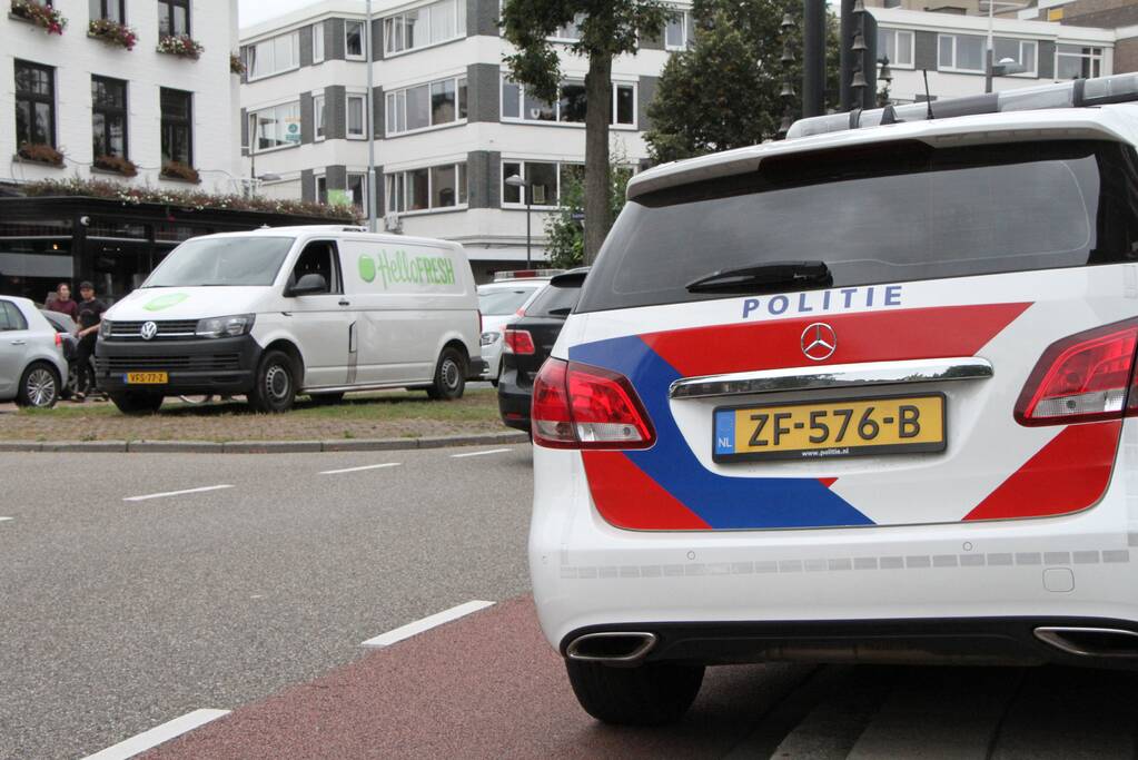 Vrouw gewond bij botsing met bestelbus