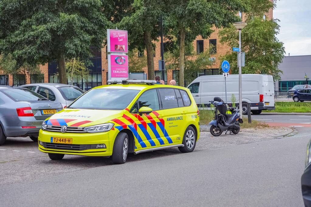 Afslaande auto botst op scooterrijder