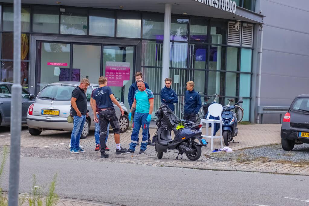 Afslaande auto botst op scooterrijder