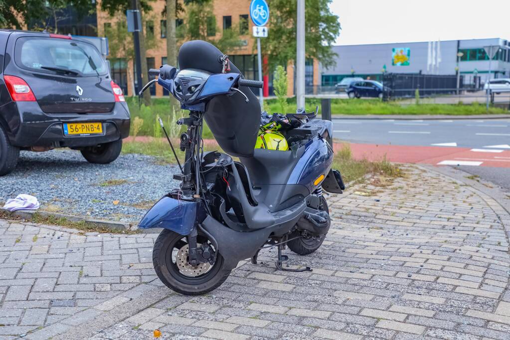 Afslaande auto botst op scooterrijder