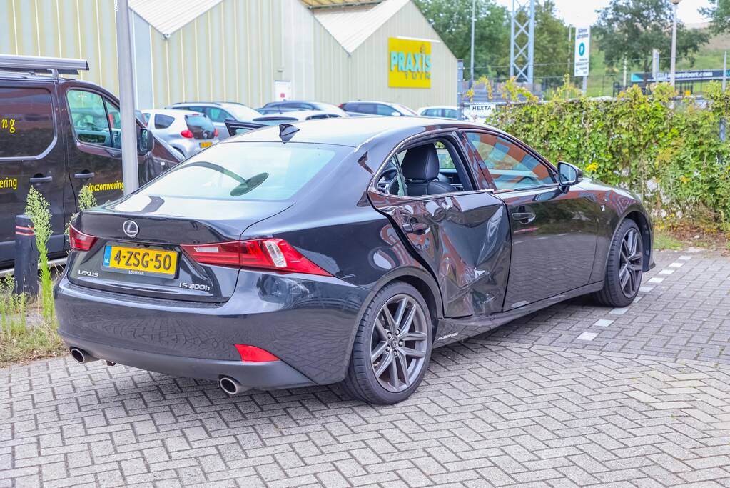 Afslaande auto botst op scooterrijder