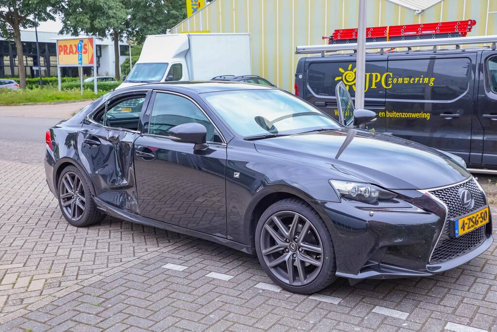 Afslaande auto botst op scooterrijder