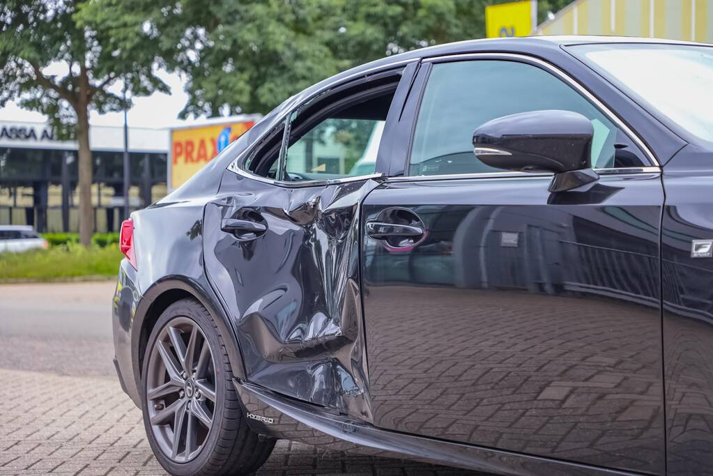 Afslaande auto botst op scooterrijder