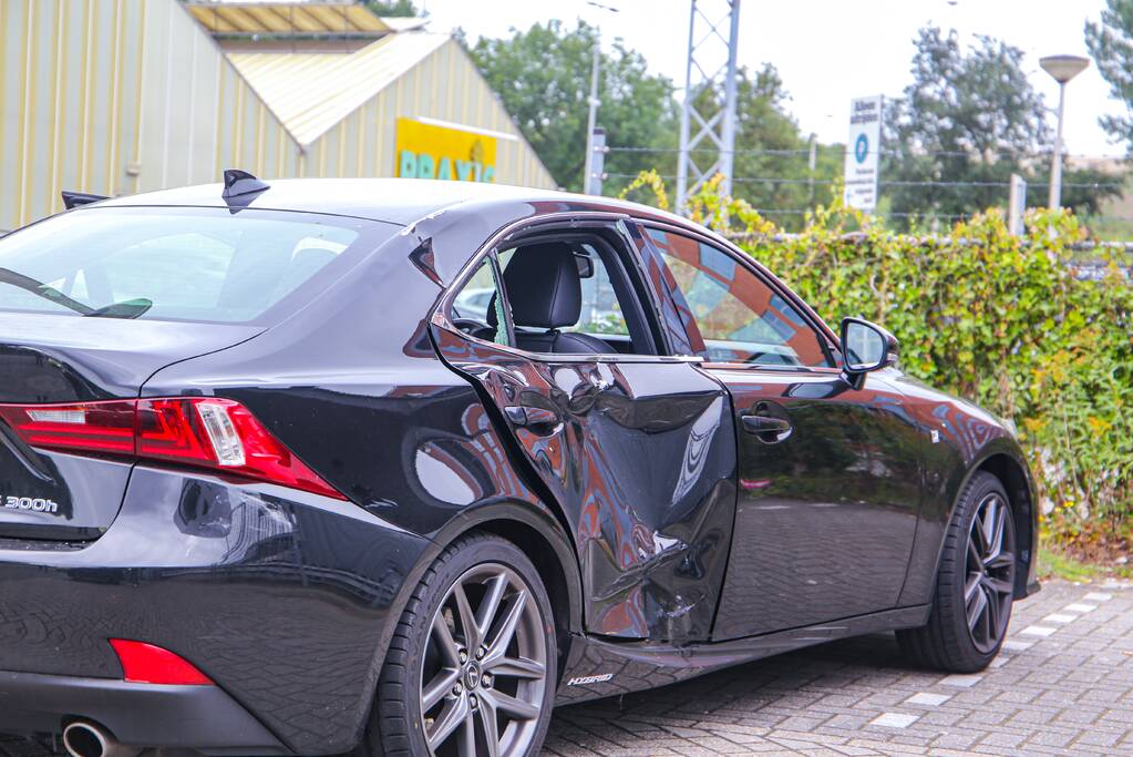 Afslaande auto botst op scooterrijder