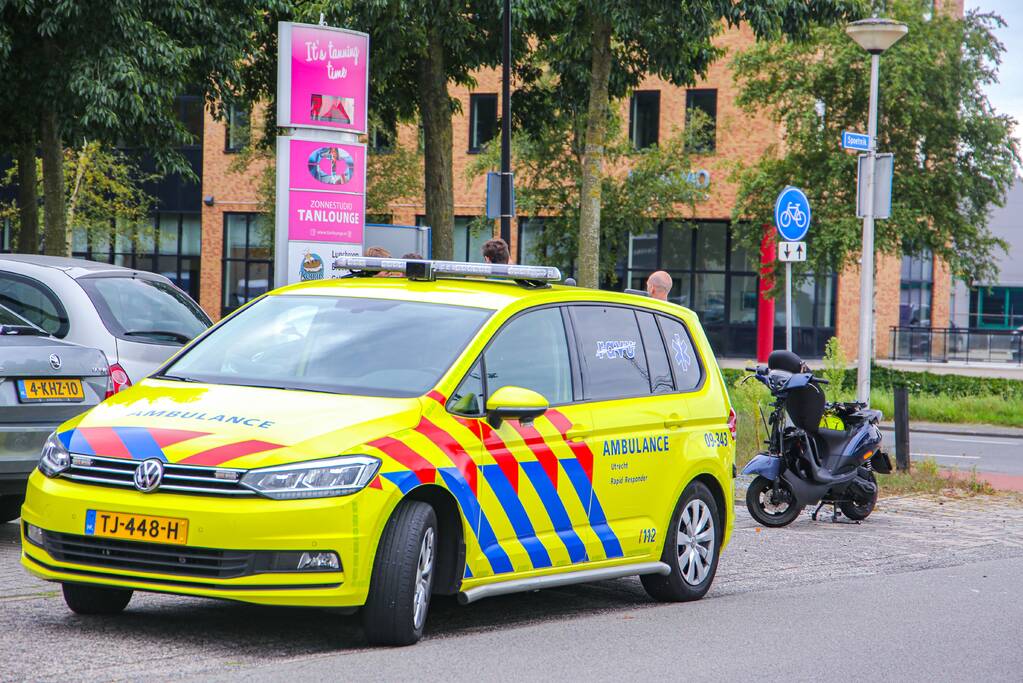 Afslaande auto botst op scooterrijder