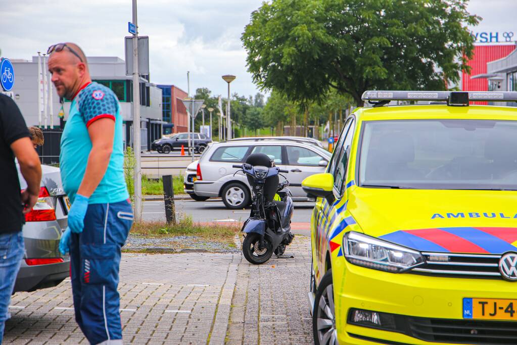 Afslaande auto botst op scooterrijder