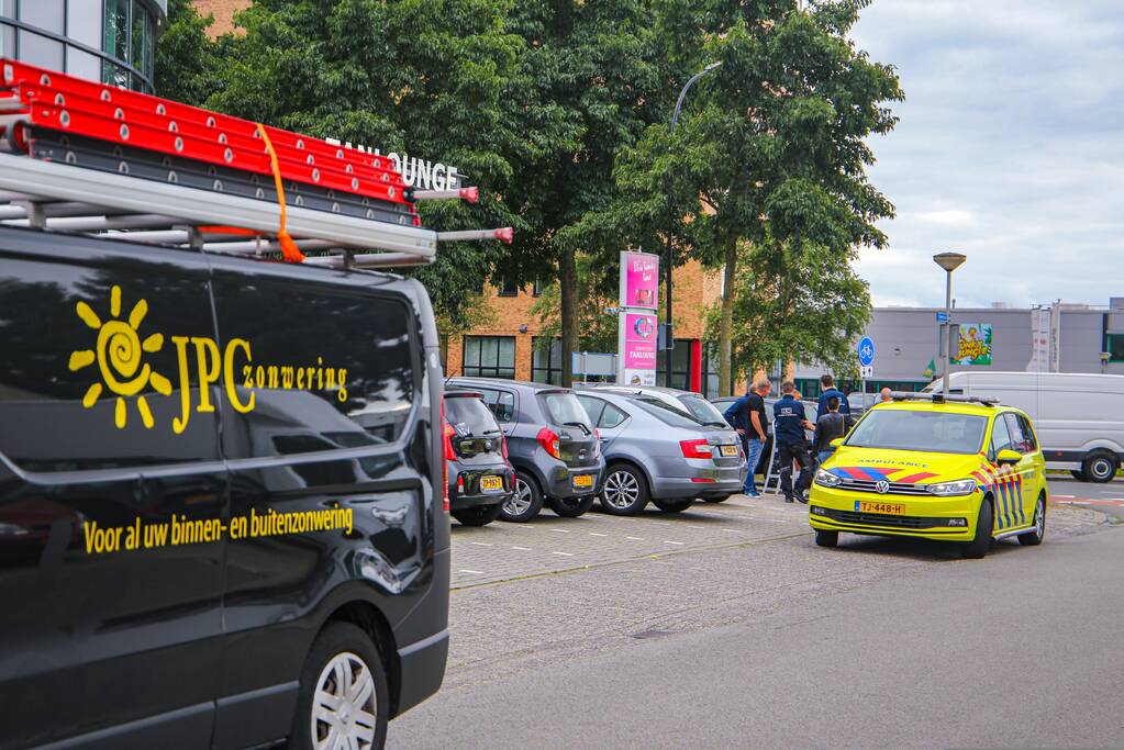 Afslaande auto botst op scooterrijder