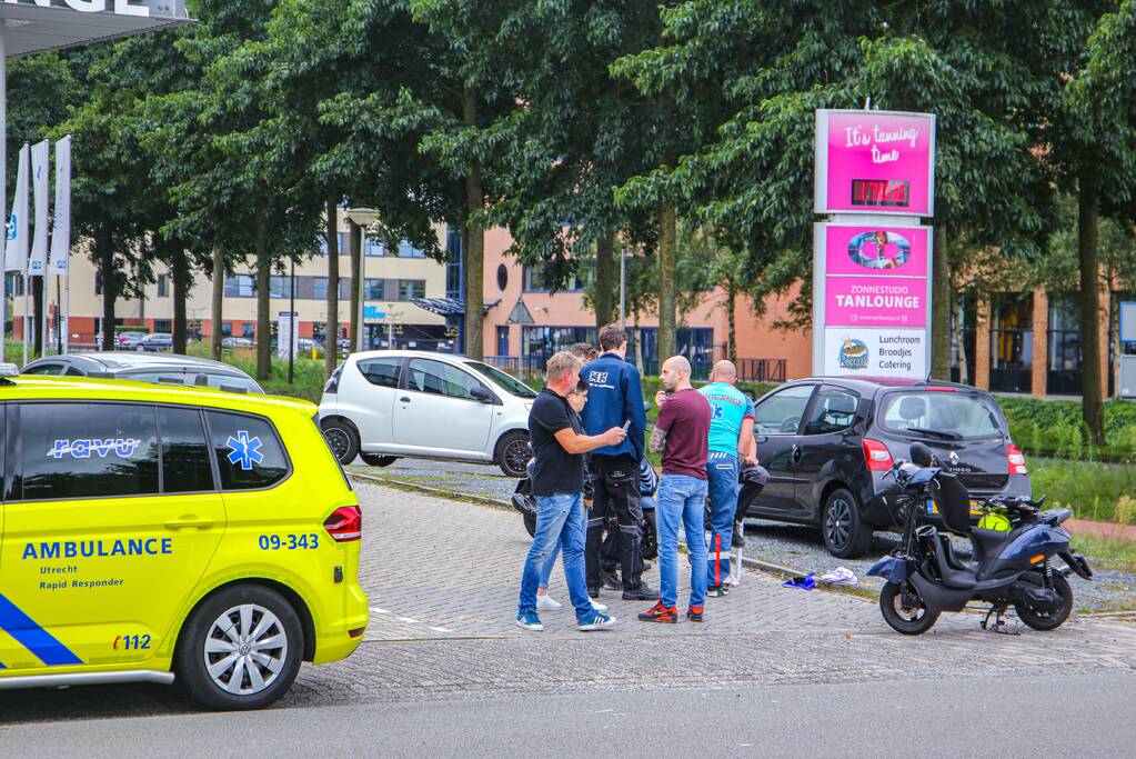 Afslaande auto botst op scooterrijder