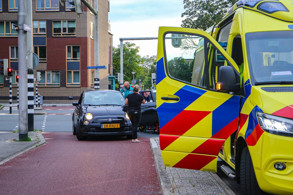 Bestelbus en personenwagen betrokken bij botsing