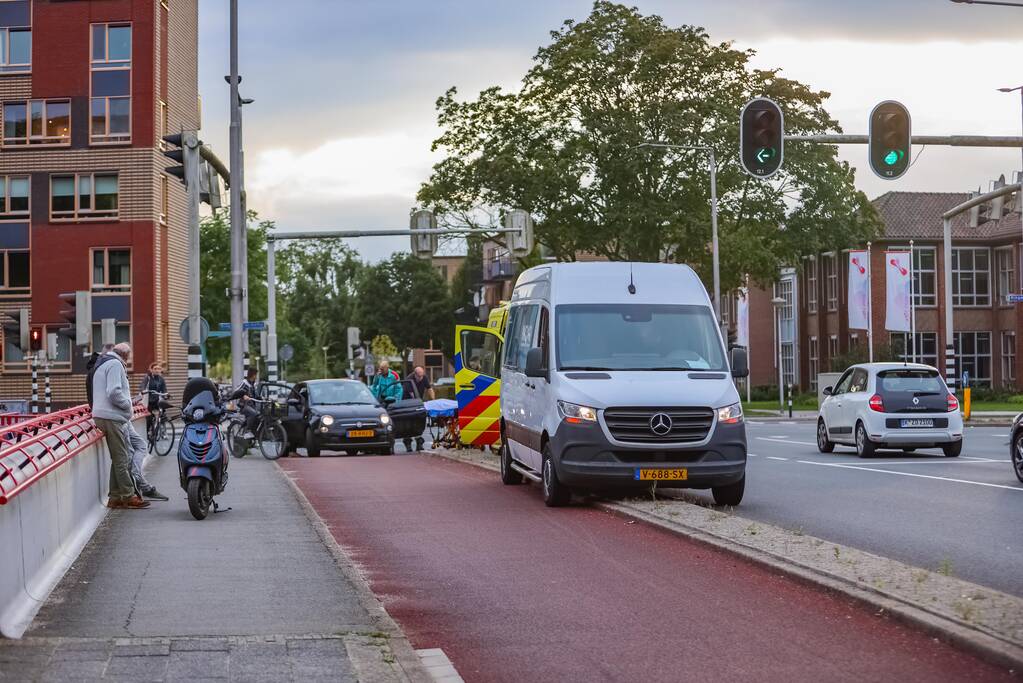 Bestelbus en personenwagen betrokken bij botsing