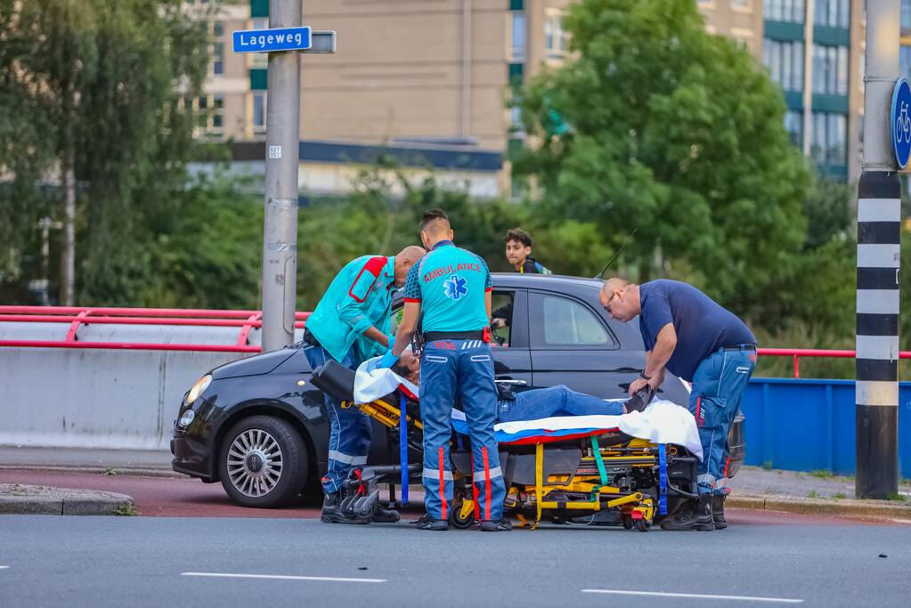 Bestelbus en personenwagen betrokken bij botsing