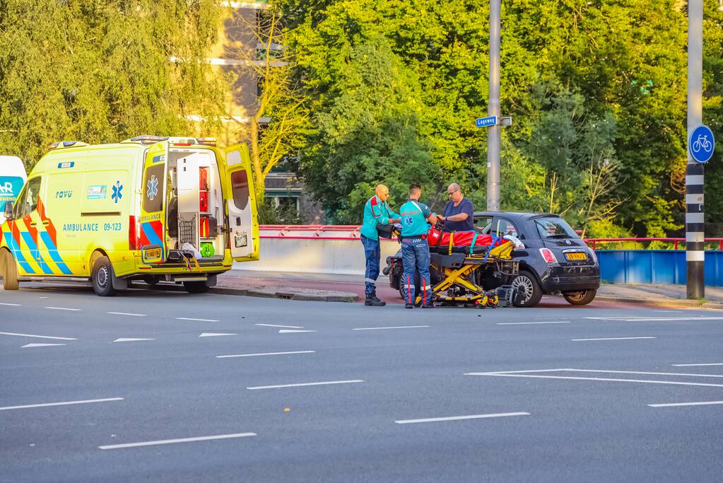 Bestelbus en personenwagen betrokken bij botsing