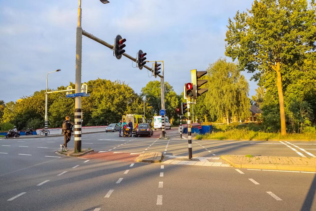 Bestelbus en personenwagen betrokken bij botsing