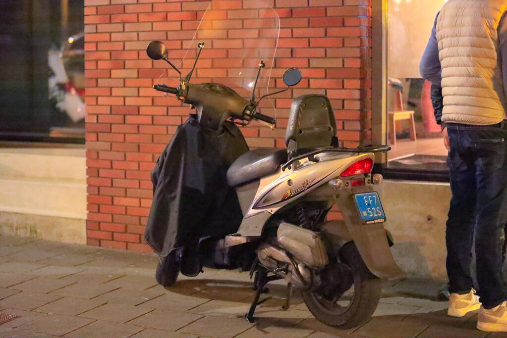 Scooterrijdster en passagier gewond door ongeval