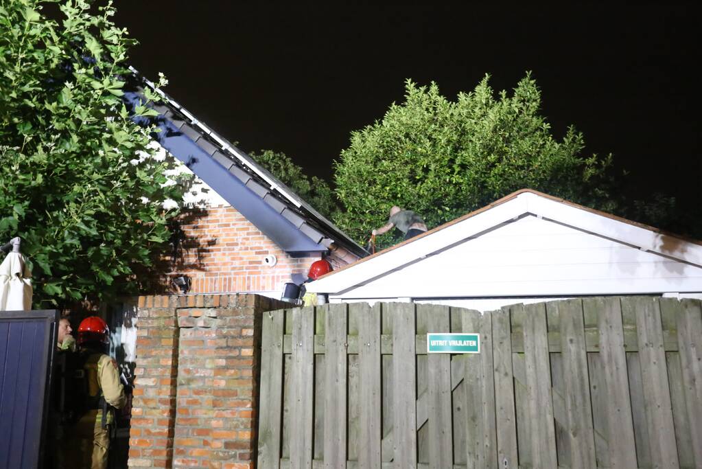 Politie doet onderzoek naar oorzaak brand garage