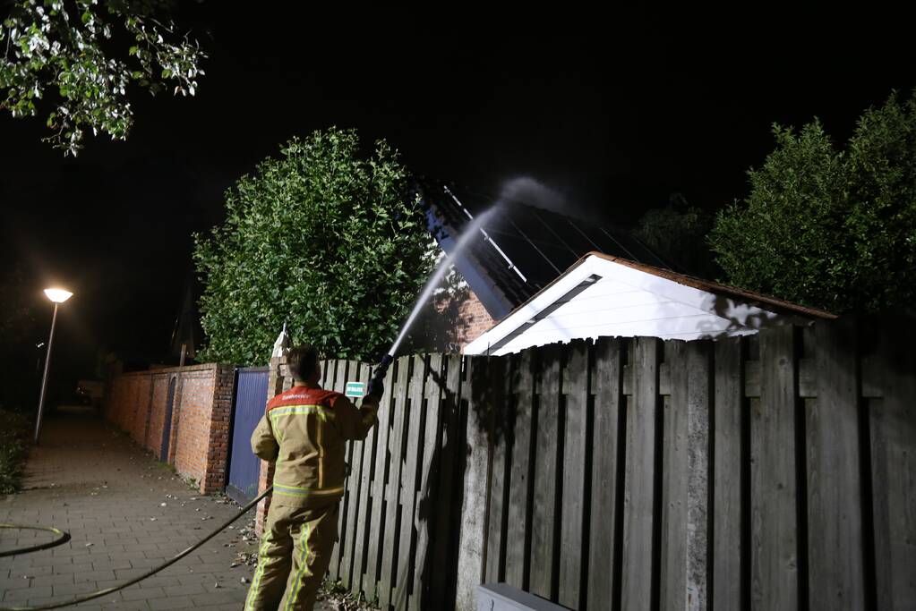 Politie doet onderzoek naar oorzaak brand garage