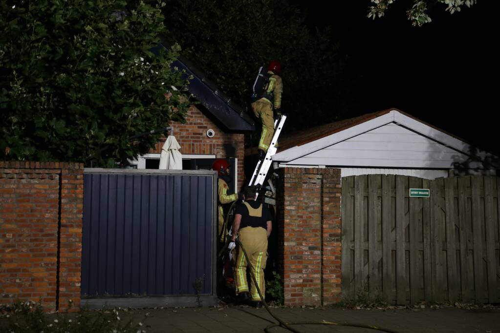 Politie doet onderzoek naar oorzaak brand garage