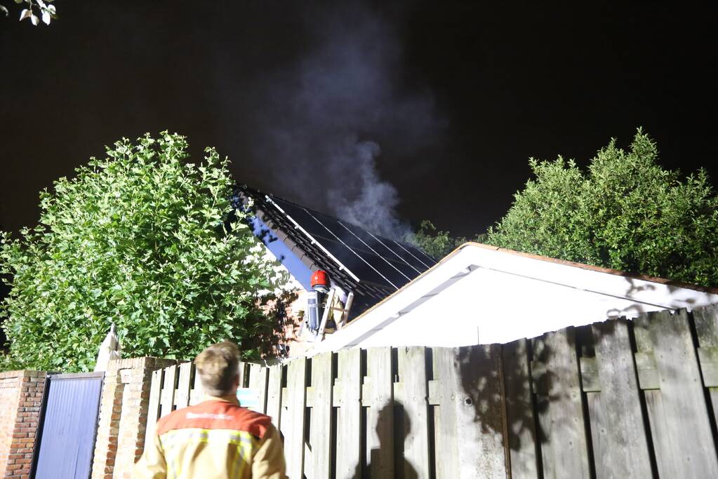 Politie doet onderzoek naar oorzaak brand garage