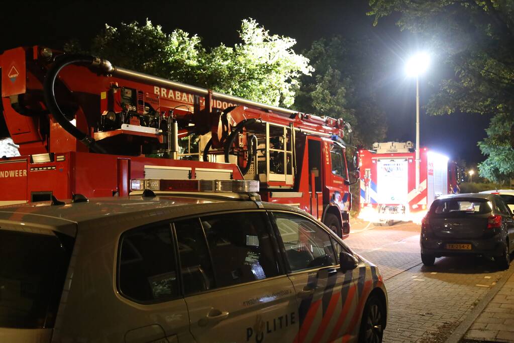 Politie doet onderzoek naar oorzaak brand garage