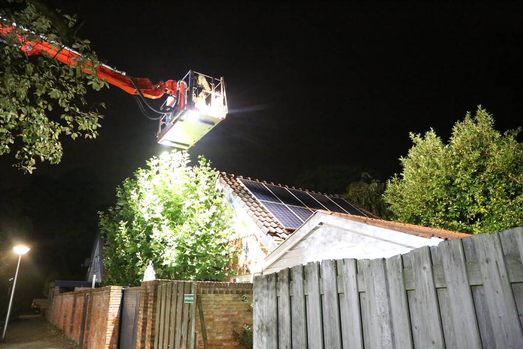 Politie doet onderzoek naar oorzaak brand garage