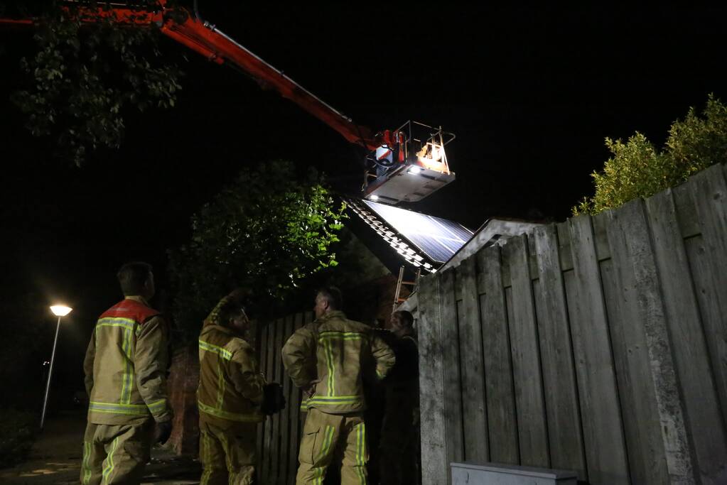Politie doet onderzoek naar oorzaak brand garage