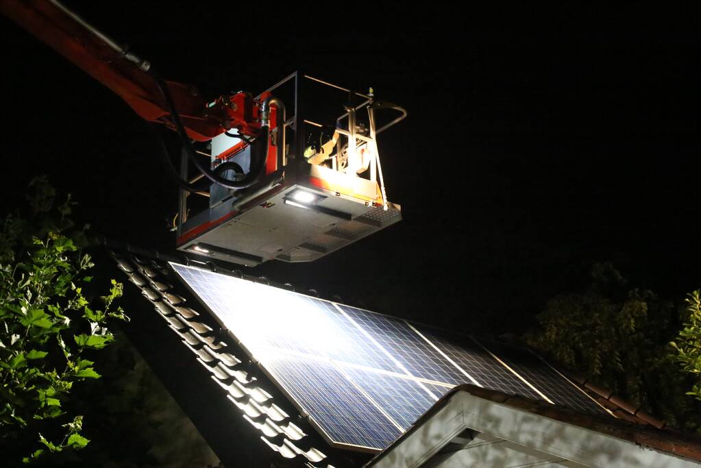 Politie doet onderzoek naar oorzaak brand garage