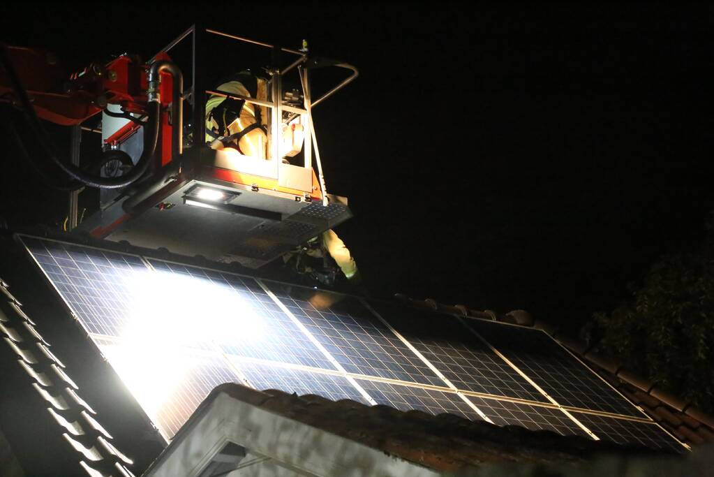 Politie doet onderzoek naar oorzaak brand garage