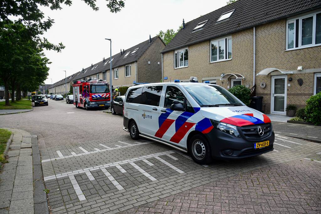 Brandweer doet metingen in woning op verzoek van politie