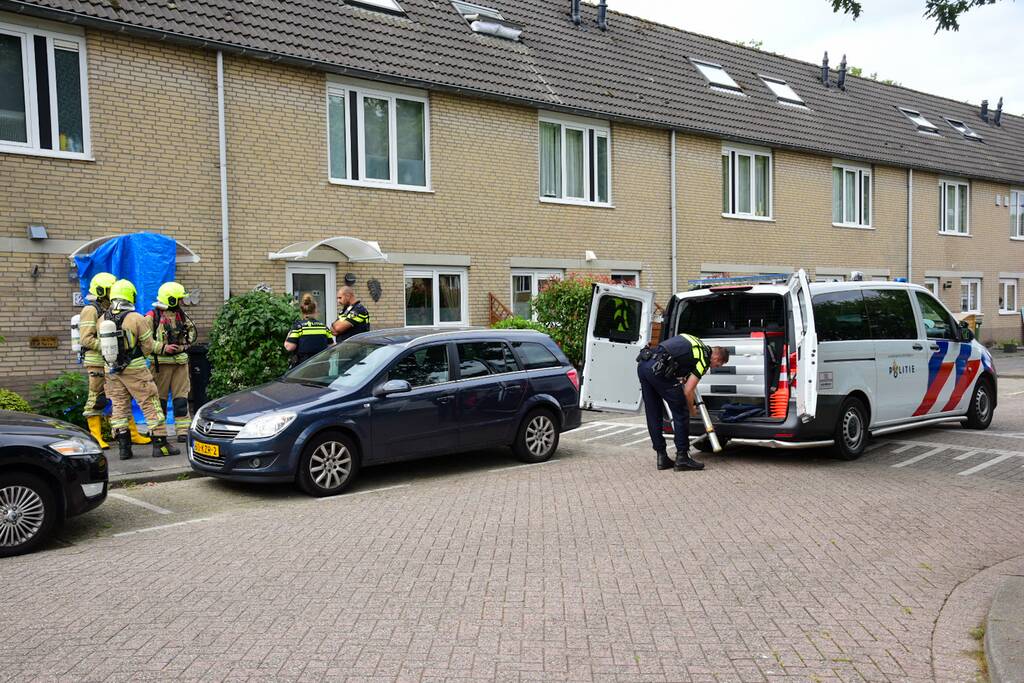 Brandweer doet metingen in woning op verzoek van politie