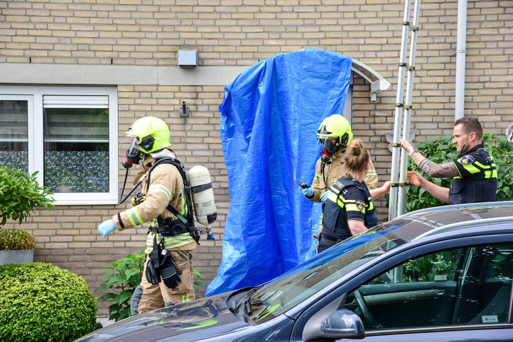 Brandweer doet metingen in woning op verzoek van politie