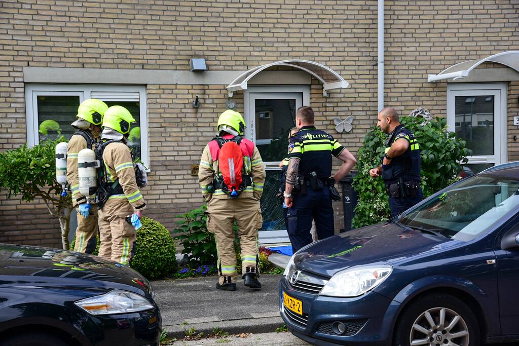 Brandweer doet metingen in woning op verzoek van politie