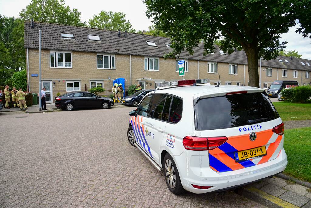 Brandweer doet metingen in woning op verzoek van politie