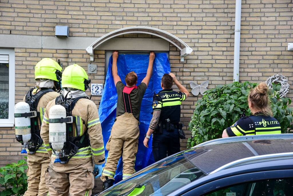 Brandweer doet metingen in woning op verzoek van politie