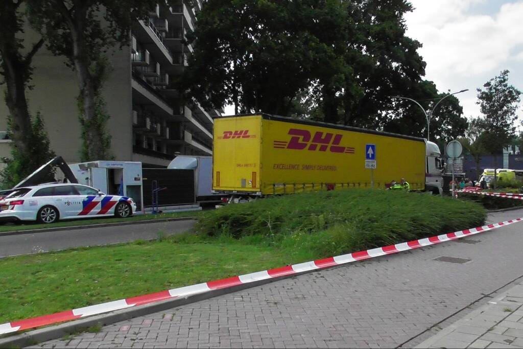 Fietser ernstig gewond bij ongeluk met vrachtauto