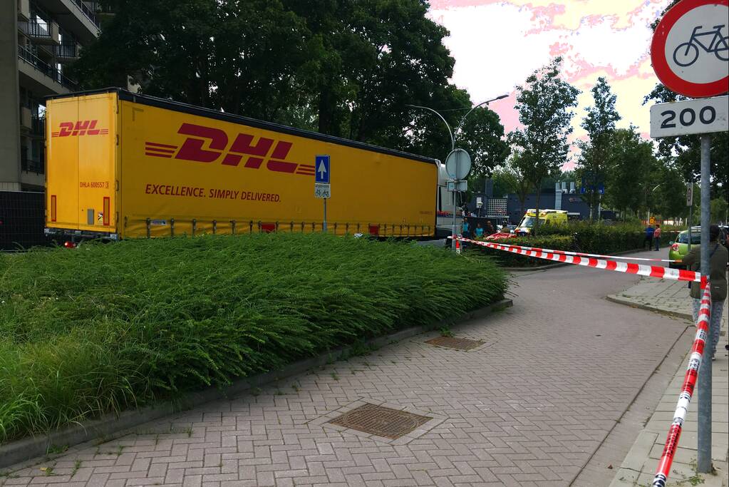 Fietser ernstig gewond bij ongeluk met vrachtauto
