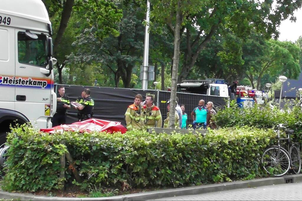 Fietser ernstig gewond bij ongeluk met vrachtauto