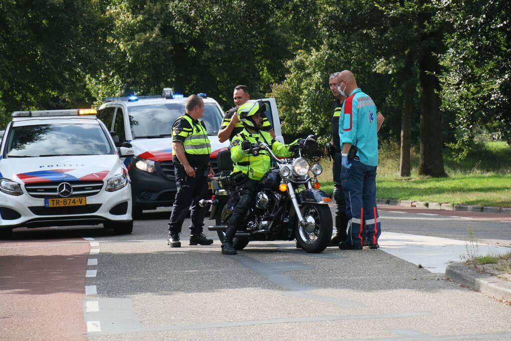 Motorrijder gaat met Harley-Davidson onderuit