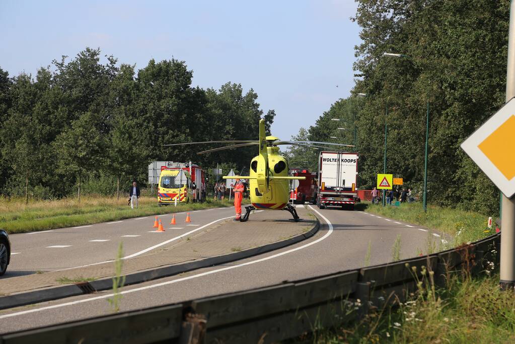 Wielrenner schiet onder een auto na botsing