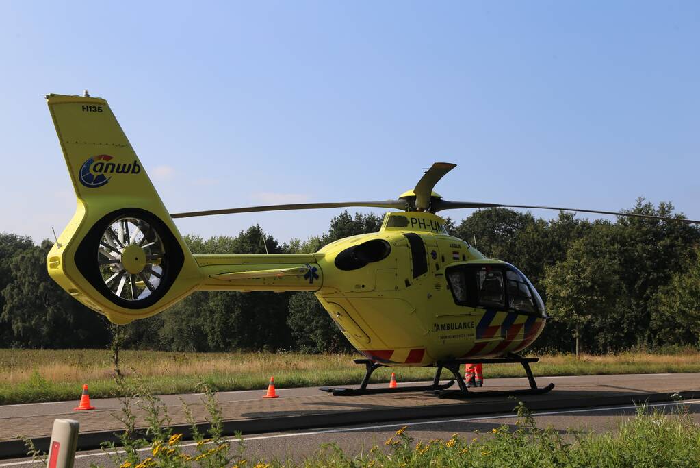 Wielrenner schiet onder een auto na botsing